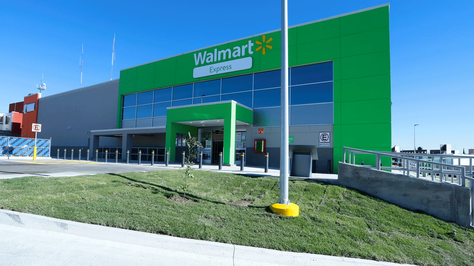 Walmart Express store in Mexico, from the official Vusion deployment announcement