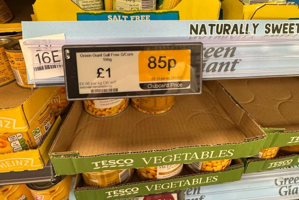 An electronic shelf label in a Tesco pilot store, displaying standard and Clubcard prices.